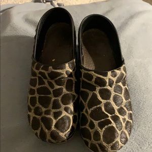 Kangaroo Dansko Clogs size 40, wide